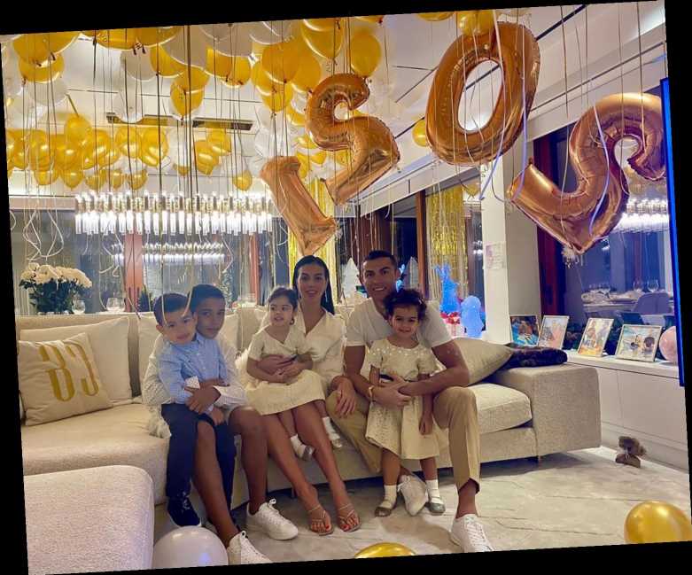 Cristiano Ronaldo Shares Sweet Family Photo of Him, His 4 Kids and His ...